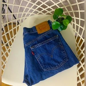 Short Levi jeans ends right before the ankle very comfortable